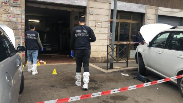 Roma, spari in strada alla Magliana: ferito 68enne