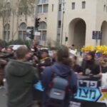 Gerusalemme, parenti degli ostaggi alla parata della Festa di Purim