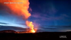 Islanda, erutta vulcano con lo sfondo dell’aurora boreale: il timelapse è spettacolare