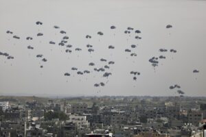 Guerra Israele-Hamas: paracadutati nuovi aiuti umanitari su Gaza