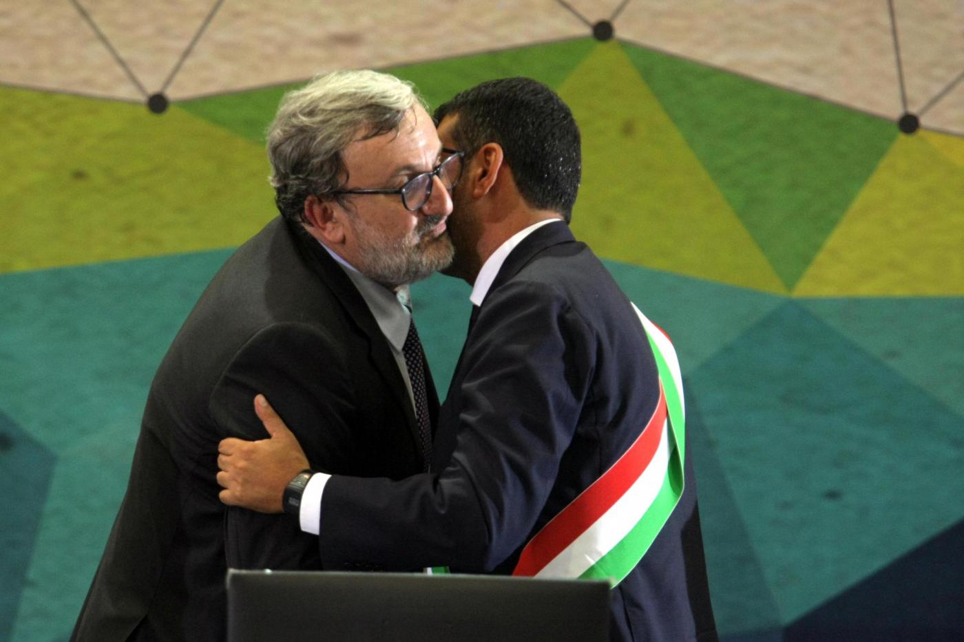 Bufera sulla foto di Decaro con la sorella del boss, il Pd lo blinda