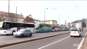 Napoli, al via Ztl per i bus turistici. Protestano gli operatori