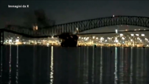 Baltimora, l’impatto devastante della nave contro il ponte