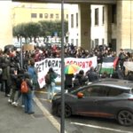 Roma, studenti escono dal Rettorato Sapienza e bloccano traffico