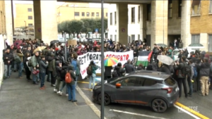 Roma, studenti escono dal Rettorato Sapienza e bloccano traffico