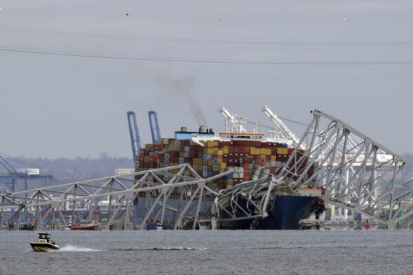Baltimora, nave cargo contro un ponte che collassa in acqua: almeno un morto e sei dispersi
