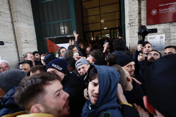 Roma, tensione davanti alla Sapienza