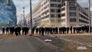 Agricoltori a Bruxelles, polizia mette fine a protesta con gas lacrimogeni