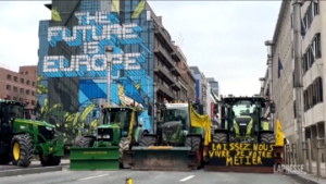 Agricoltori, nuova protesta trattori a Bruxelles