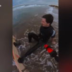 Matteo Mariotti torna a fare surf dopo l’attacco dello squalo