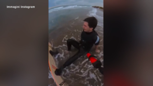 Matteo Mariotti torna a fare surf dopo l’attacco dello squalo
