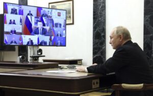 Il Presidente russo Vladimir Putin in riunione per decidere le misure in risposta agli attacchi terroristici al Crocus City Hal