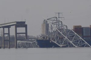 Baltimora, crolla un ponte sul fiume colpito da una nave cargo