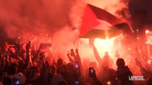 Giordania, manifestanti tentano assalto a ambasciata Israele: interviene la polizia