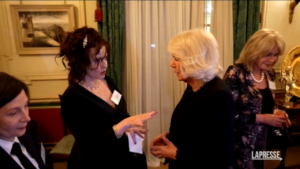 Regno Unito, la regina Camilla incontra vip, attori e scrittori a Clarence House