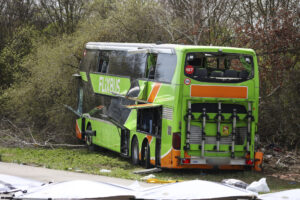 Germania, pullman Flixbus si ribalta vicino Lipsia: cinque morti