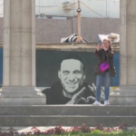 Vienna, ritratti di Alexei Navalny dietro un monumento sovietico