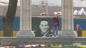 Vienna, ritratti di Alexei Navalny dietro un monumento sovietico