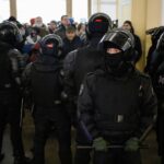 Russia, arrestati cinque giornalisti