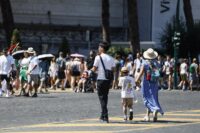 Ferragosto, turisti affollano il centro di Roma