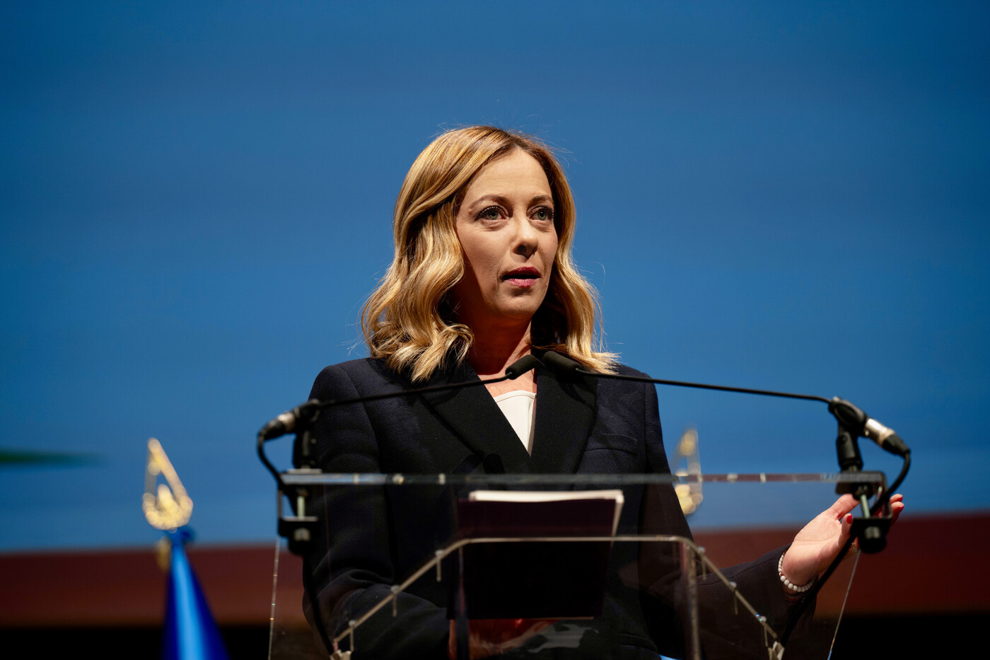 Meloni: “Pace si costruisce con deterrenza, non da divano di casa”