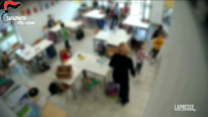 Cesenatico, maestra di sostegno picchia bimbo di 7 anni: incastrata dai video