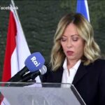 Meloni ai soldati italiani in Libano: “Mondo in fiamme, fare possibile per fermare incendio”