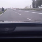 Giugliano in Campania: vaga tra le auto che sfrecciano, carabinieri salvano 80enne