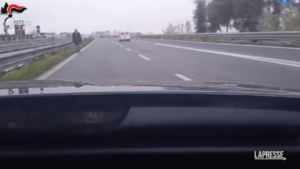 Giugliano in Campania: vaga tra le auto che sfrecciano, carabinieri salvano 80enne