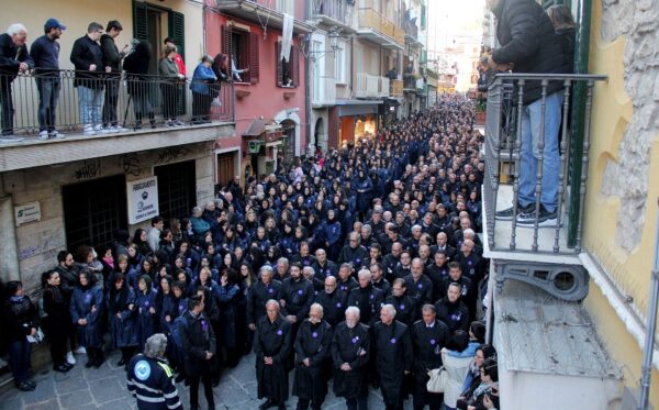 Pasqua, in Molise i riti della penitenza: cantori nei vicoli e pupatte appese