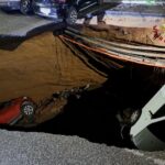 Roma, voragine in strada: tre auto inghiottite sotto terra