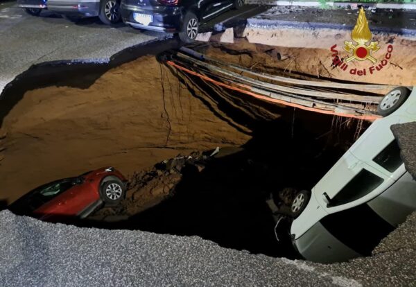 Roma, voragine in strada: tre auto inghiottite sotto terra