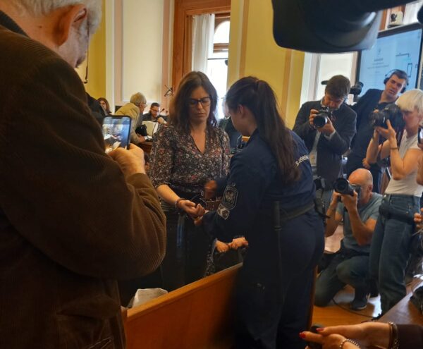 Ilaria Salis legata con catena in aula a Budapest