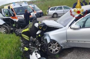 Roma, scontro tra auto in via Pontina: morta bambina di otto anni