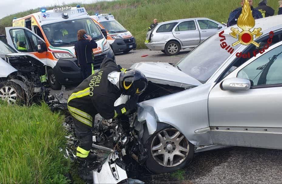 Roma, scontro tra auto in via Pontina: morta bambina di otto anni Roma, scontro tra auto in via Pontina: morta bambina di otto anni