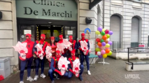 Milano, ‘supereroi’ si calano da tetto Clinica De Marchi per consegnare uova di Pasqua a bambini ricoverati