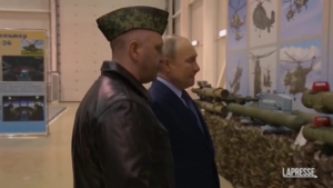Russia, Putin visita base militare