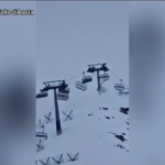 Cervinia, la seggiovia ondeggia paurosamente sotto le raffiche di vento