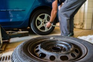 Milano, scoppia serbatoio in officina: 22enne ustionato
