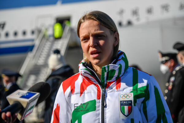 Arrivo del vessillo olimpico con aereo da Pechino per le Olimpiadi Invernali di Milano-Cortina 2026