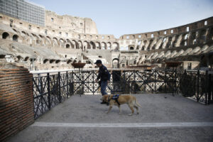 Controlli di sicurezza al Colosseo per la Via Crucis con la presenza dei fedeli dopo le chiusure per l’emergenza Covid