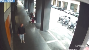Bologna, obbligata all’accattonaggio e malmenata: le immagini del pestaggio