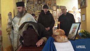Ucraina, parenti e amici ai funerali di un volontario dell’esercito