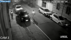 Torino, tenta di rubare un’auto davanti al commissariato: arrestato