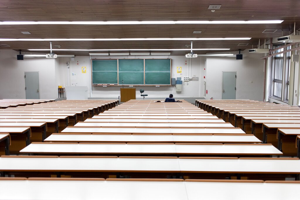 Cagliari, docente sospeso dall’Università per molestie