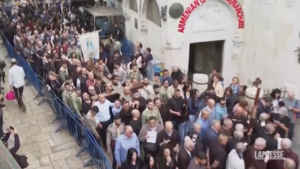 Gerusalemme, i cristiani in processione per il Venerdì Santo