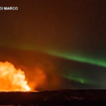 Islanda, lo spettacolo del vulcano di Grindavik: erutta con l’aurora boreale