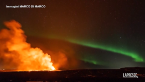 Islanda, lo spettacolo del vulcano di Grindavik: erutta con l’aurora boreale