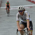 Ciclismo, dopo la ‘pacca’ a Kopecky scoppia polemica su molestie