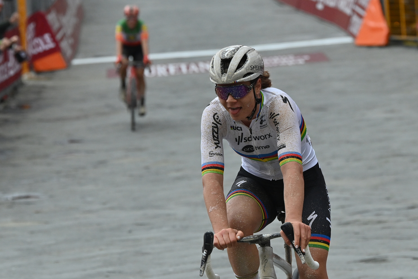 Ciclismo, dopo la ‘pacca’ a Kopecky scoppia polemica su molestie